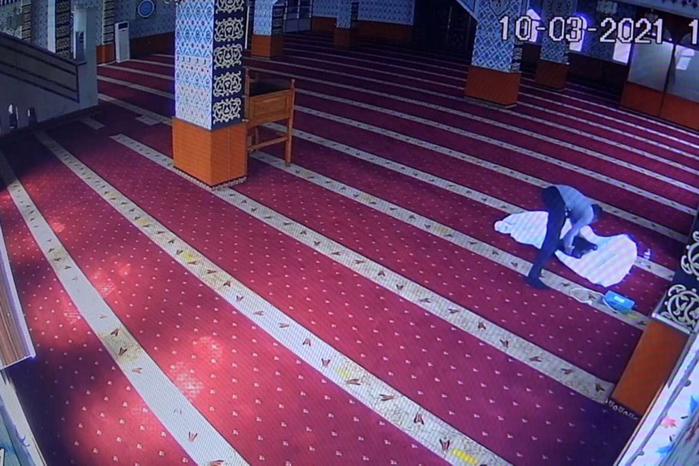 Camiye giren hırsız ses cihazını kefenleyip çaldı